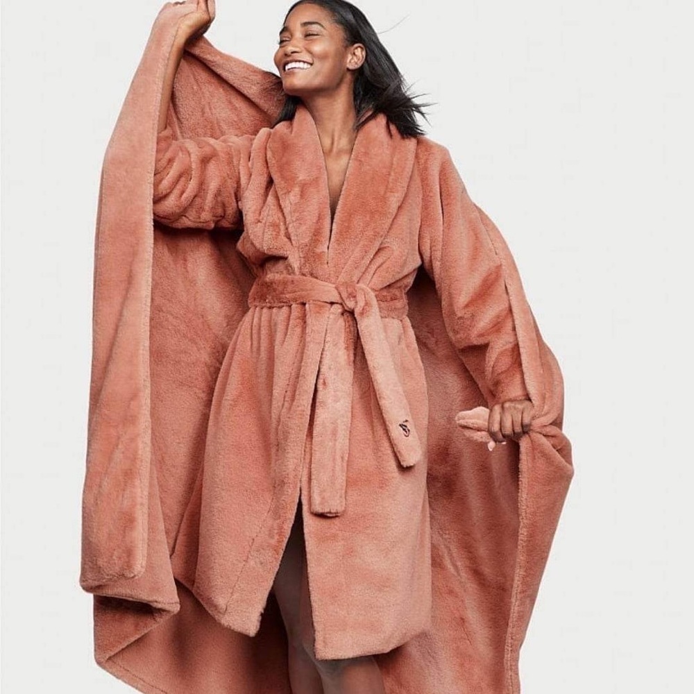 Victoria Secret Faux Fur Blanket NIP - Picture 3 of 6